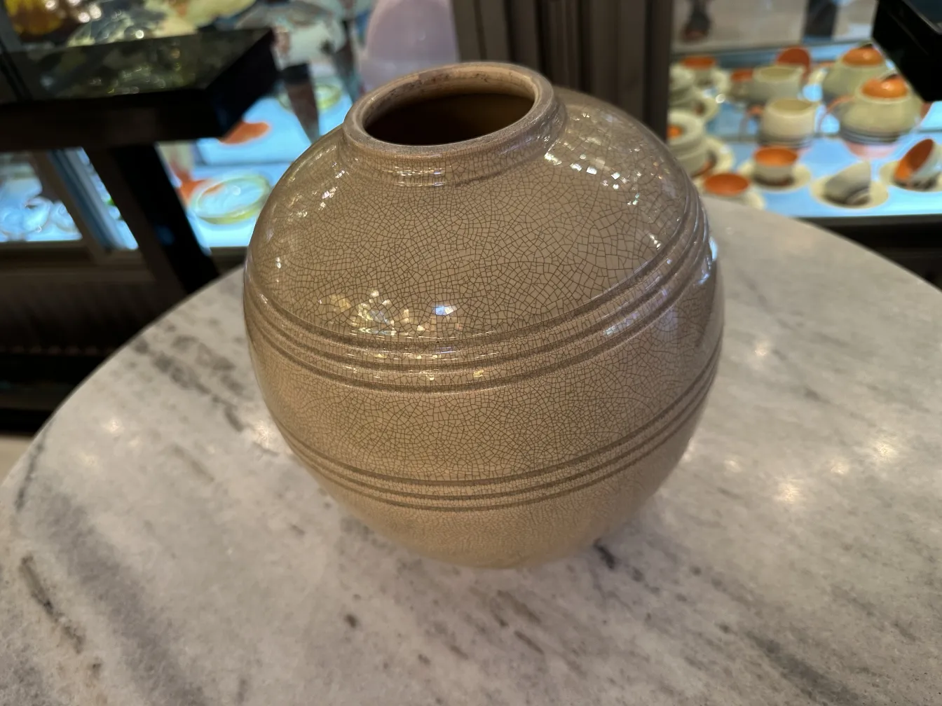 Antike Keramikvase mit rissigem Design