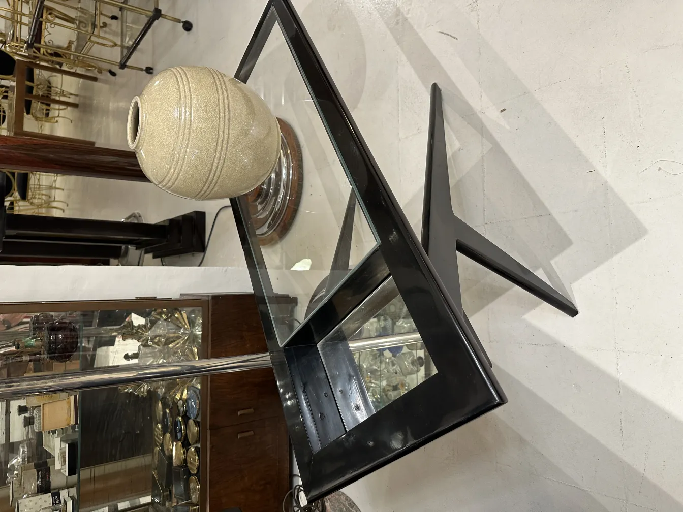 Antiga cerâmica decorativa em uma mesa de vidro, elegante e detalhada.