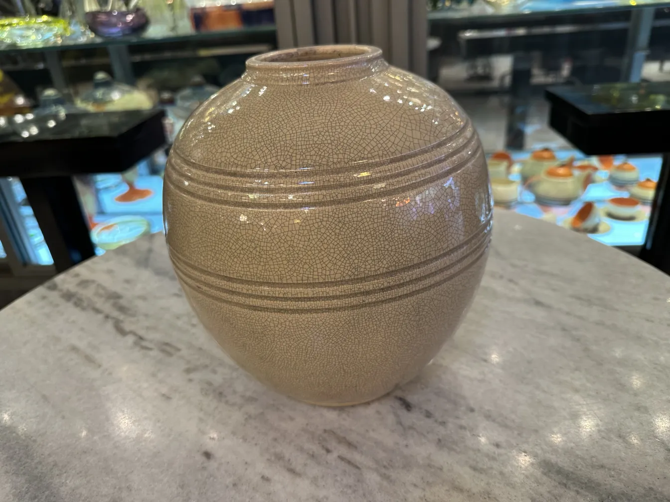 Vaso de cerâmica antiga com textura distinta