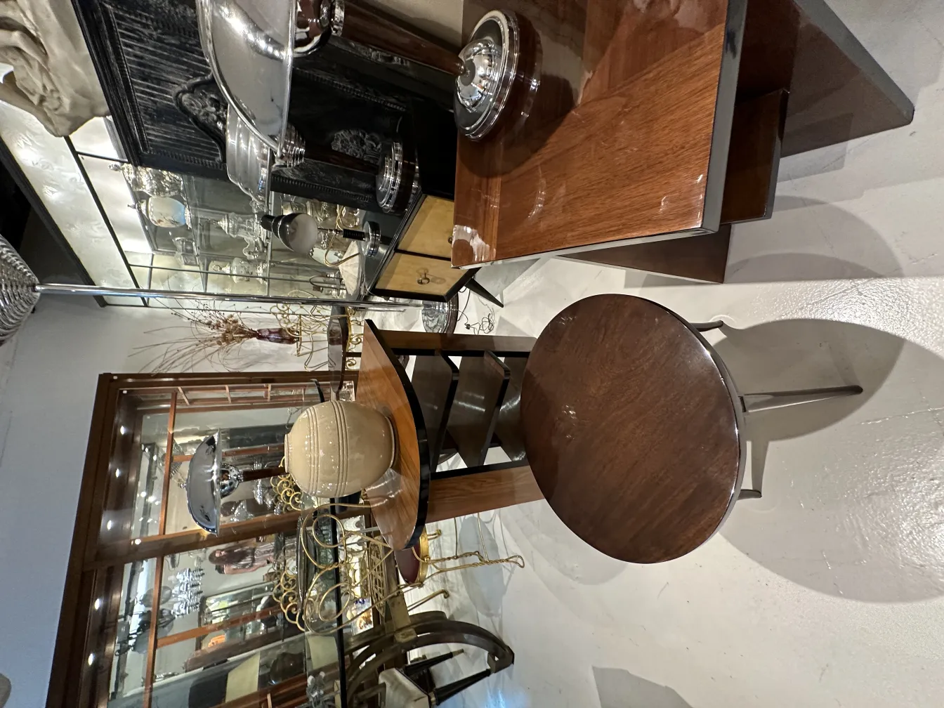 Vase en céramique ancienne sur une table en bois dans un cadre décoratif