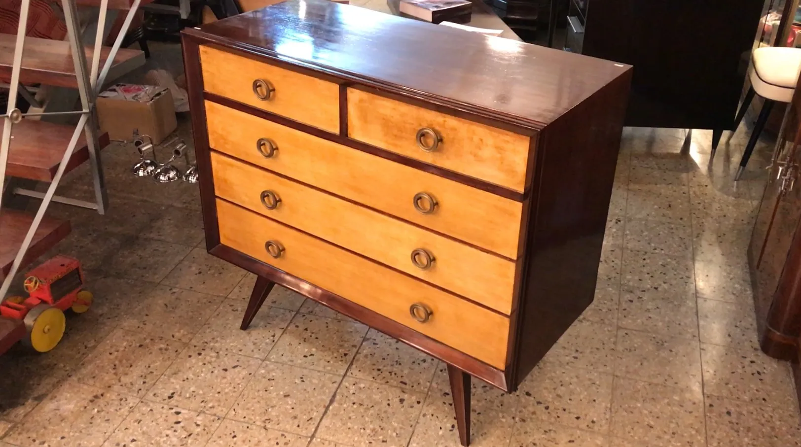 Comoda antigua de madera con cuatro cajones, de estilo clásico