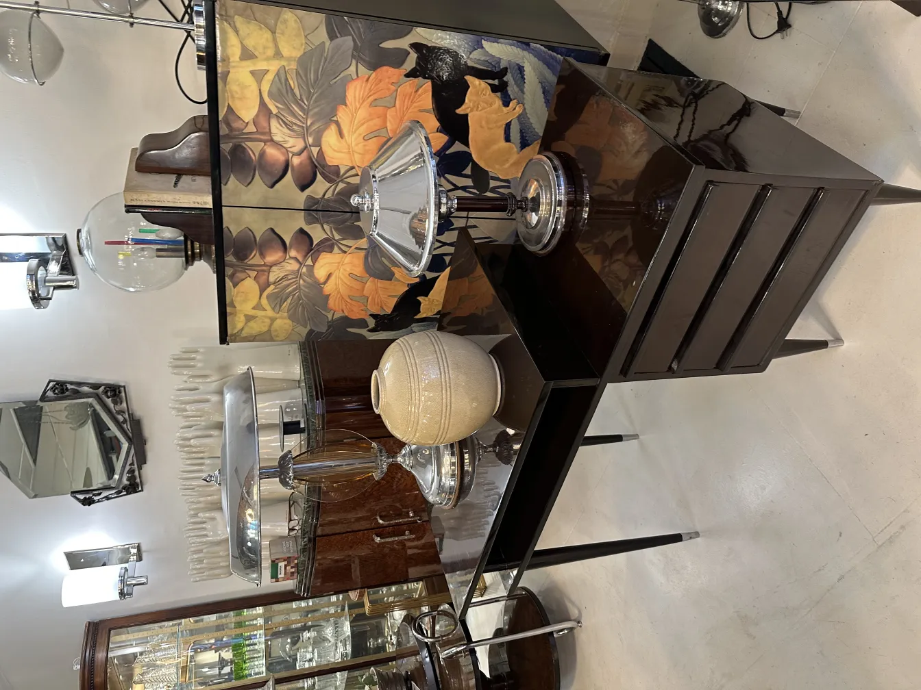 Cerámica antigua en decoración de interiores con estilo elegante.