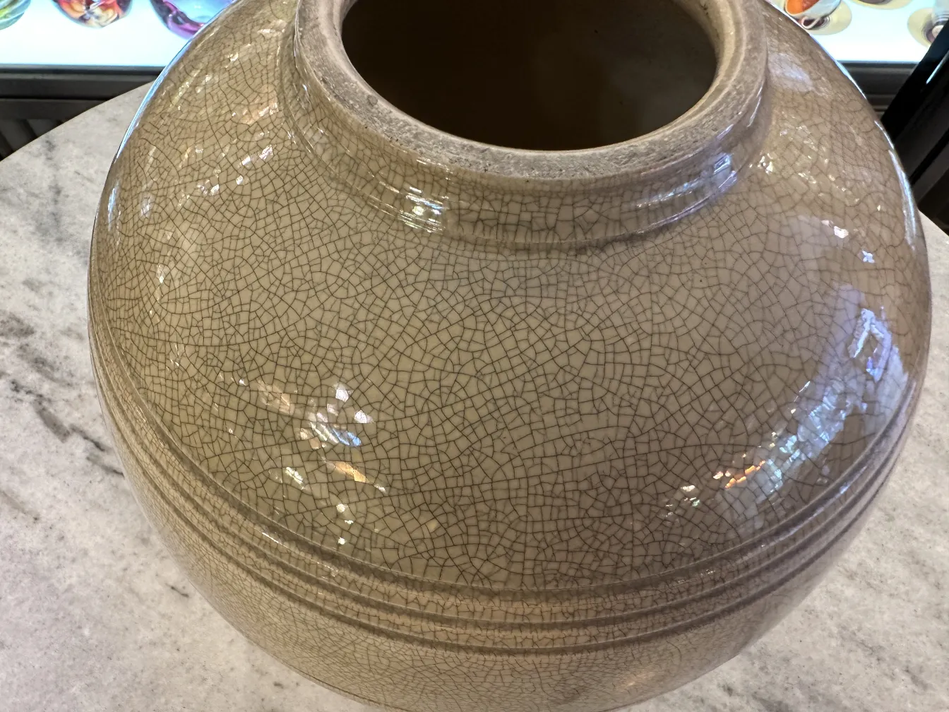 Vaso de cerâmica antigo com acabamento craquelado, decorativo.