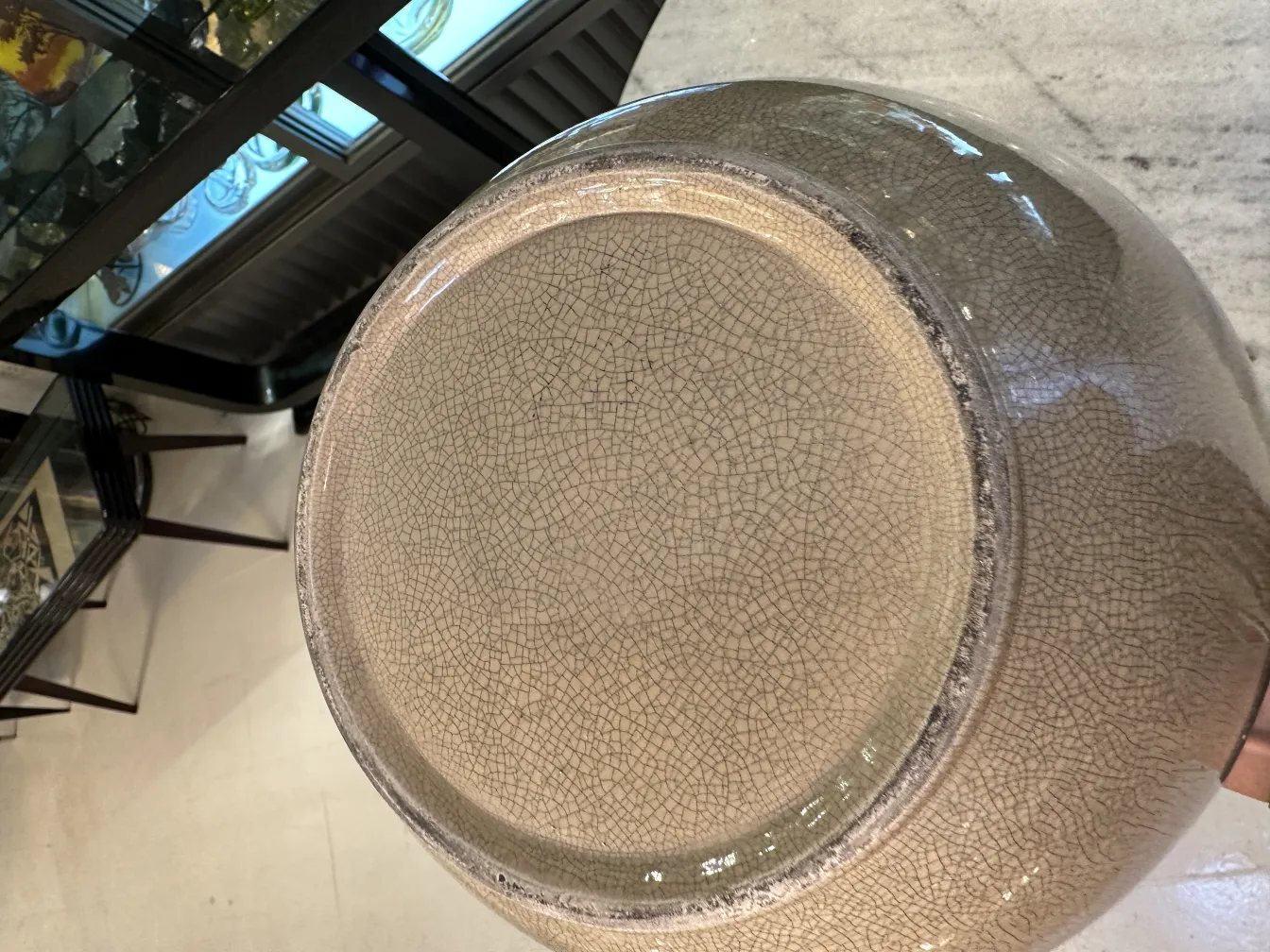 طبق سيراميك قديم بت texture مشقوق، إعداد أنيق