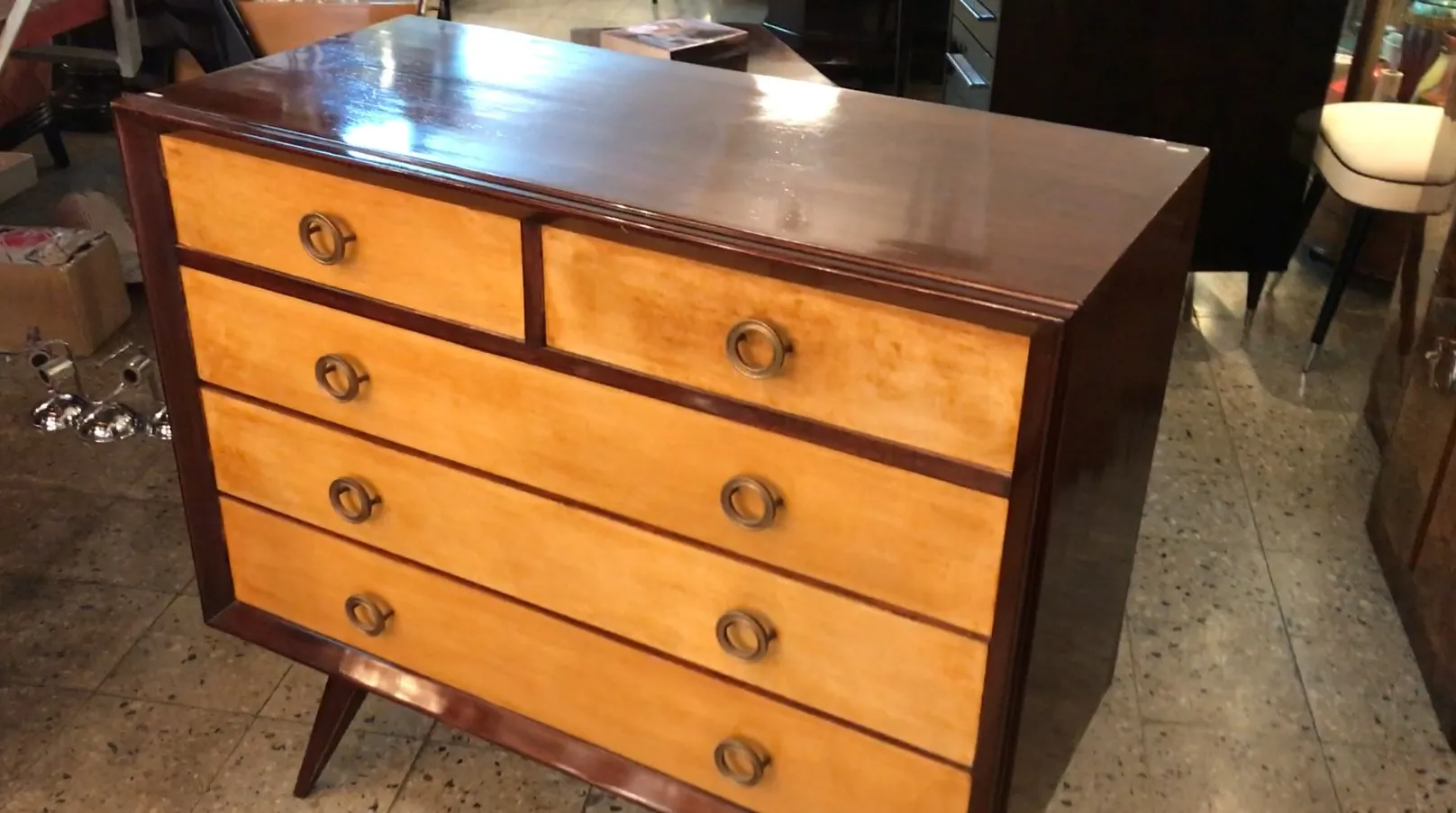 Cassettiera antica in legno con design classico e due cassetti, in un ambiente accogliente.