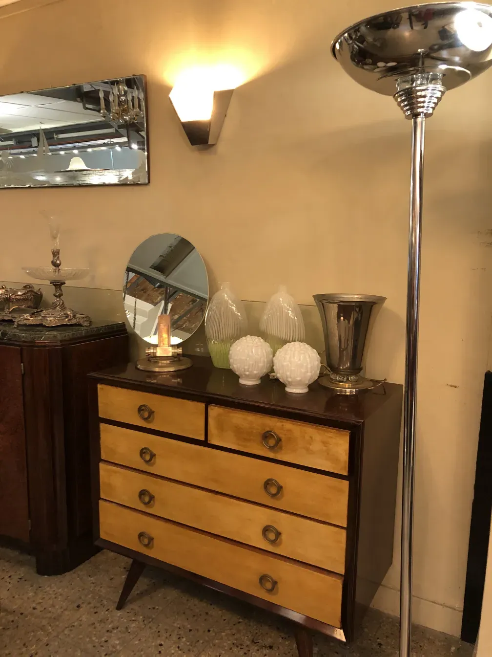 Commode ancienne de deux teintes, avec lampe et miroir.