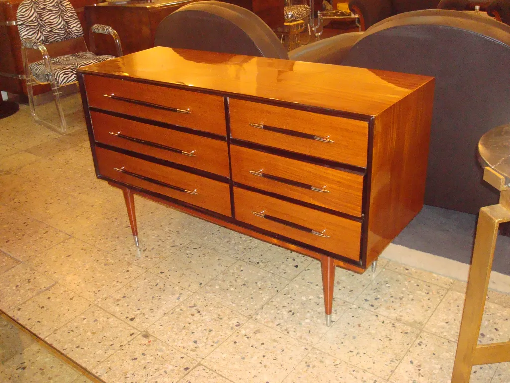 Cassettiera antica marrone con sei cassetti