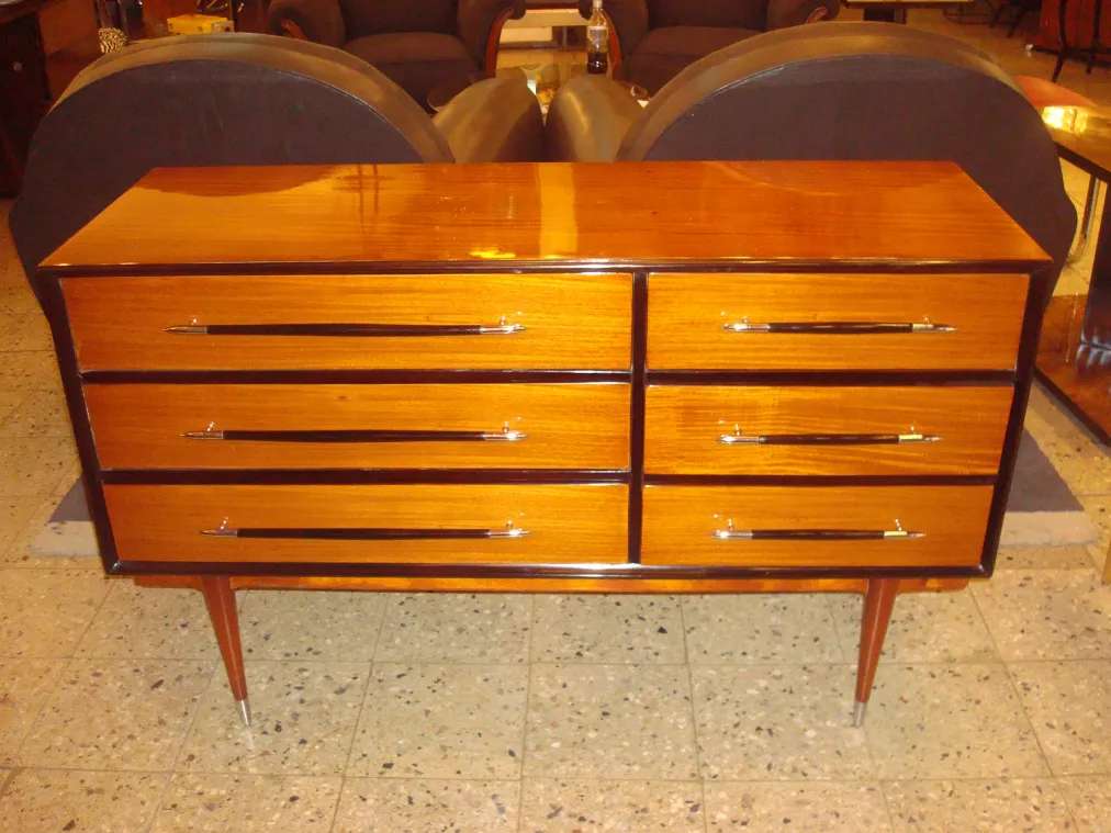 Cómoda antigua de madera con cuatro cajones y elegante diseño.