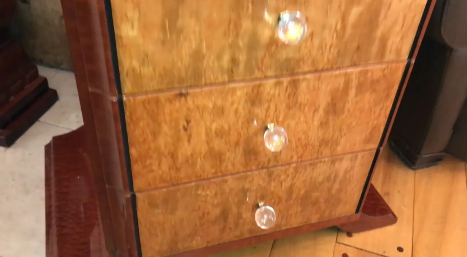 Антикварный деревянный шкаф со стеклянными ручками, элегантный дизайн.