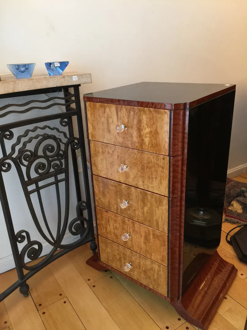 Commode ancienne en bois avec quatre tiroirs, ornée de boutons en cristal.