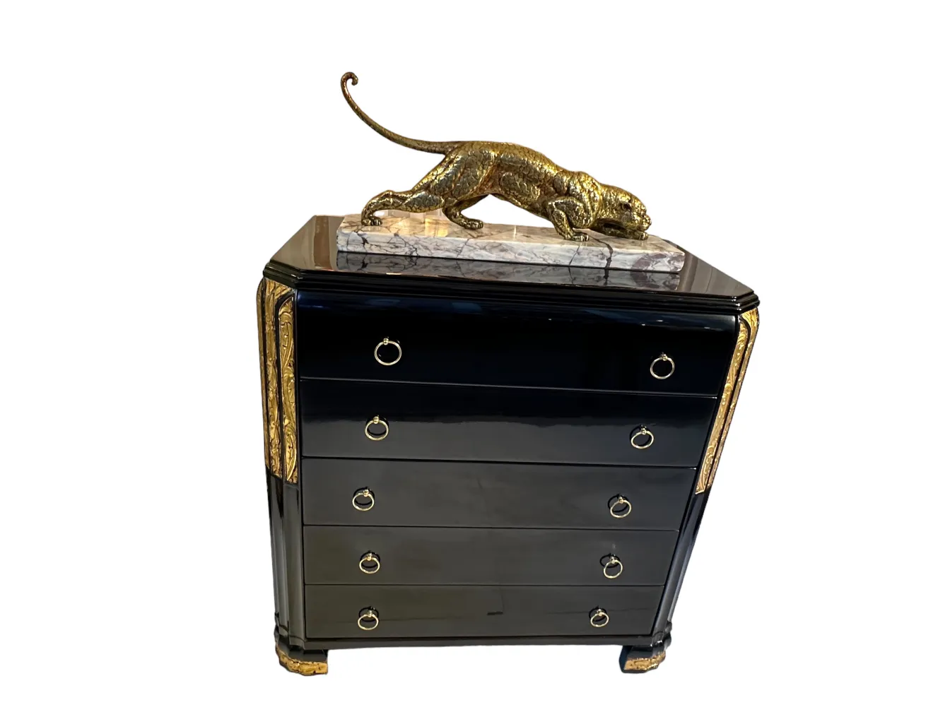 Commode antique noire avec finitions dorées et décoration élégante.