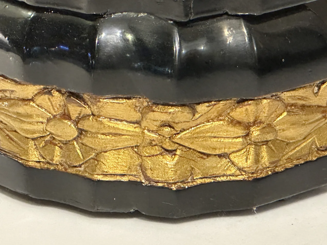 Antike Schublade mit goldenen dekorativen Elementen