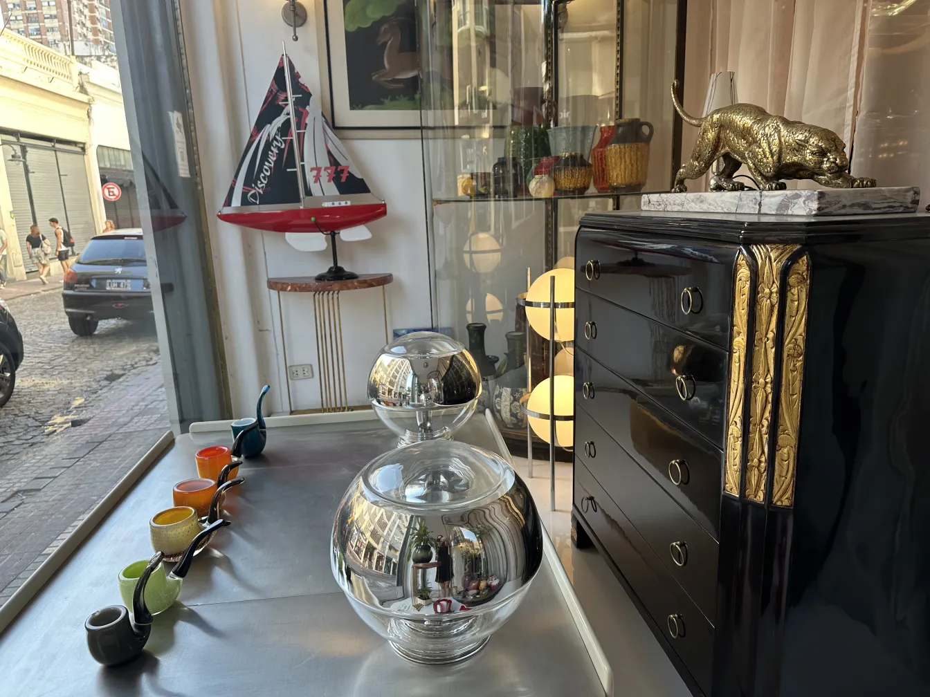 Commode antique avec des détails dorés à l'avant, ambiance élégante