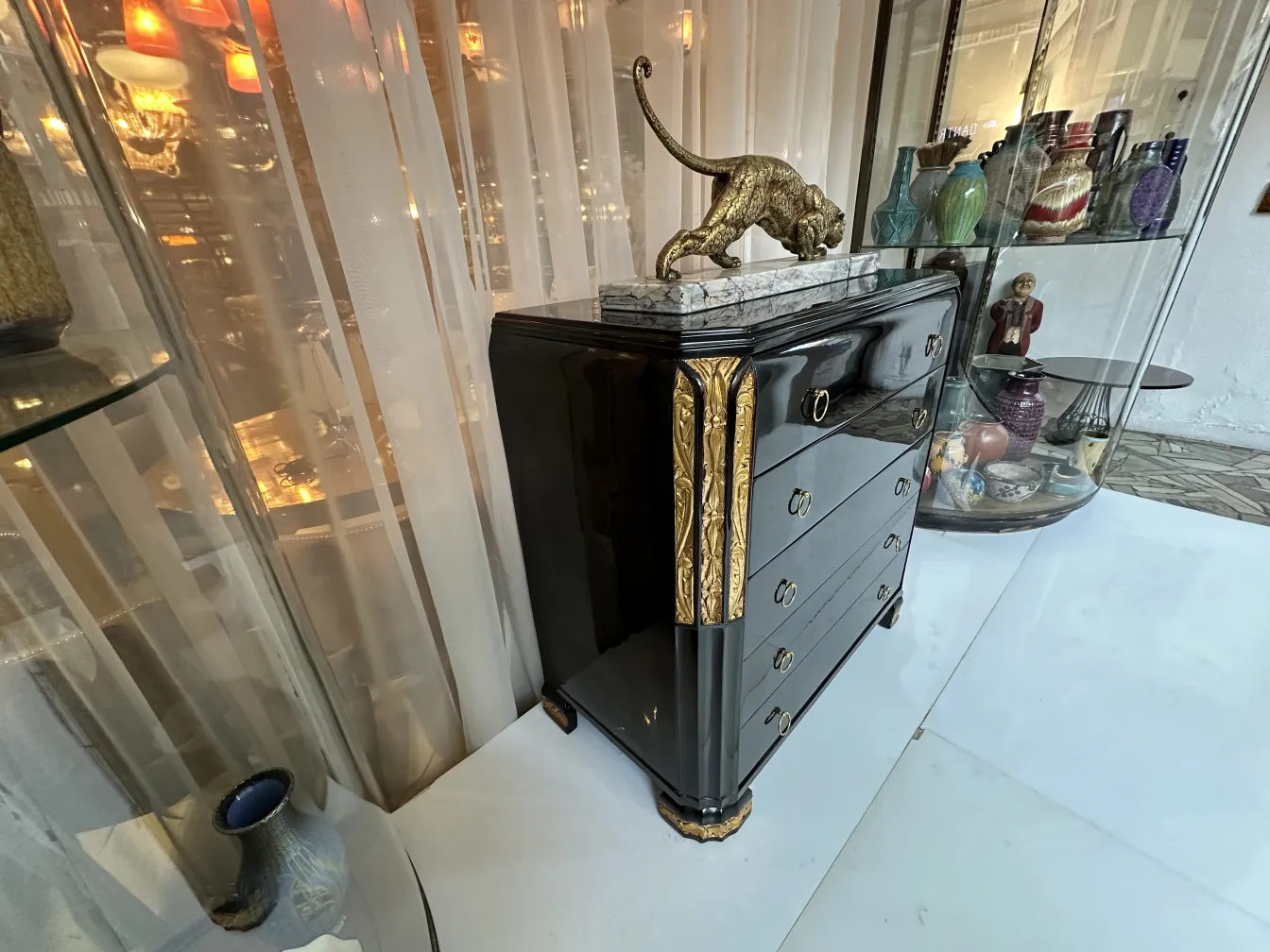 Commode ancienne avec des détails dorés dans un cadre élégant.