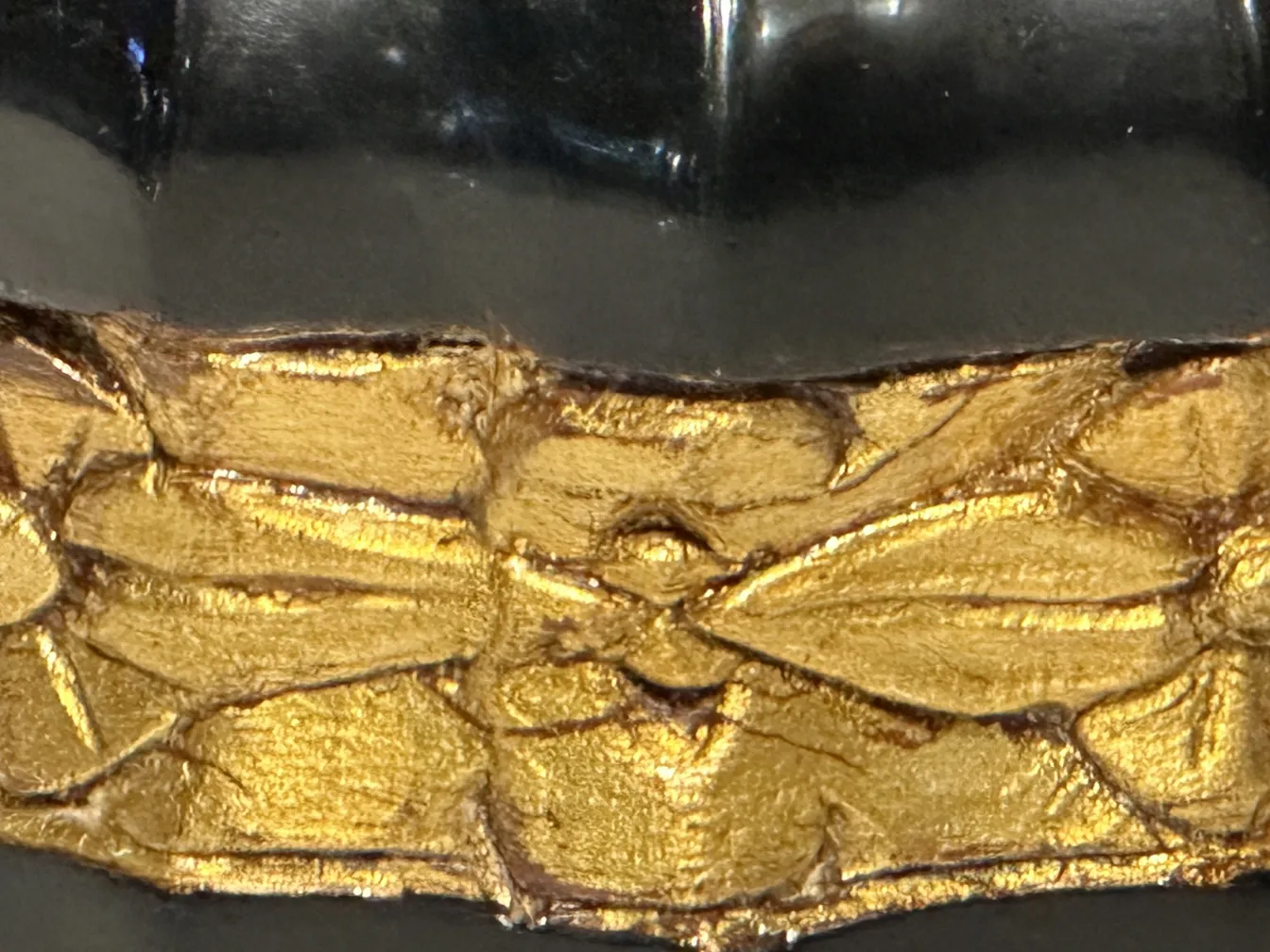 Antike Schublade mit goldenen Details, dekorativ und elegant.