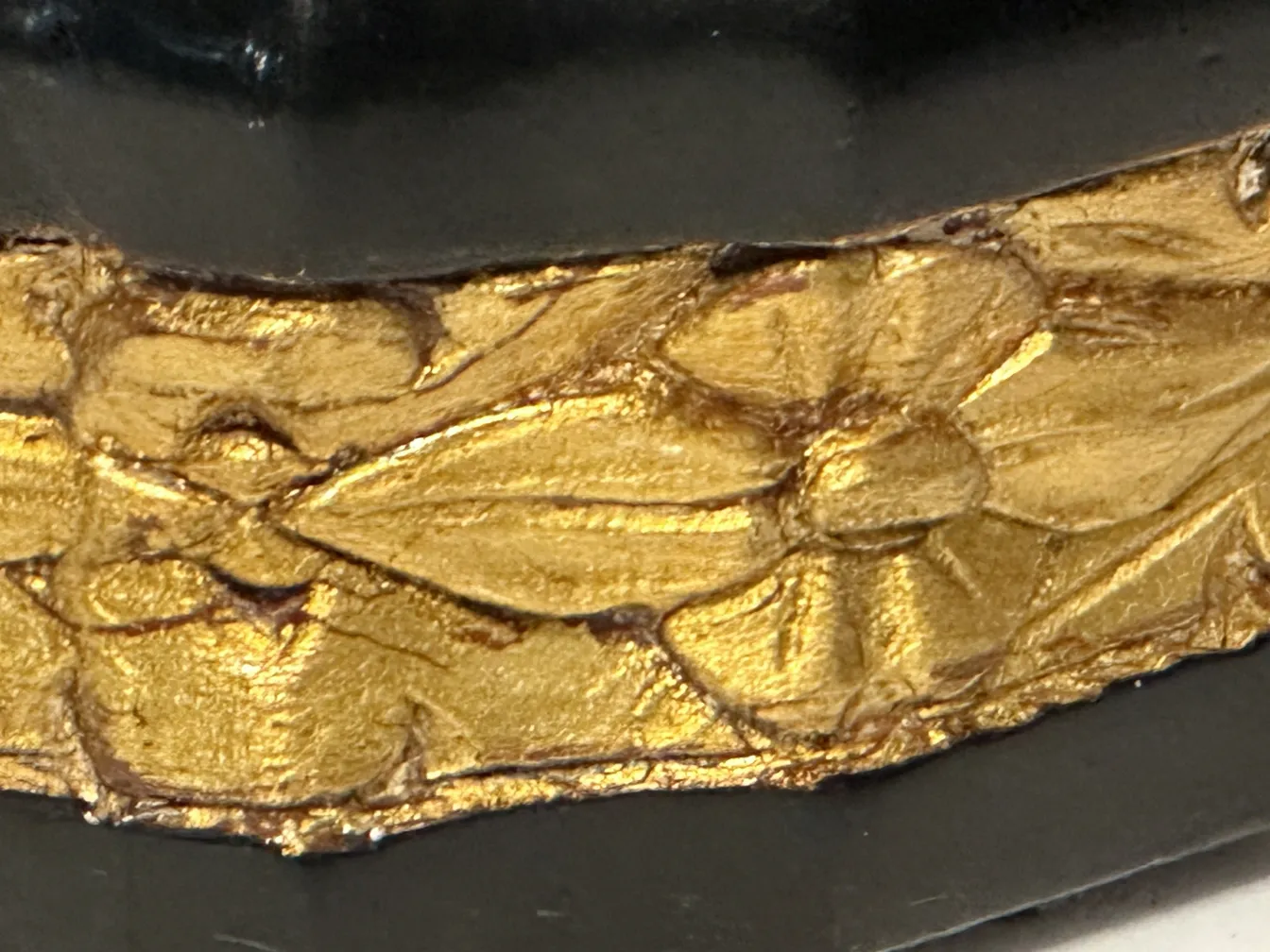 Detail einer antiken Schublade mit goldener Dekoration