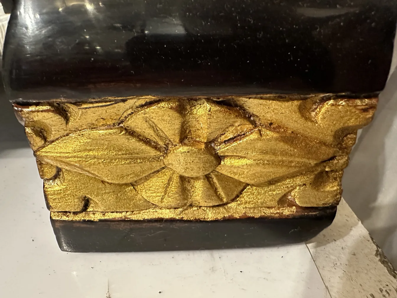 古典橱柜，带金色设计和深色木材，精致细节