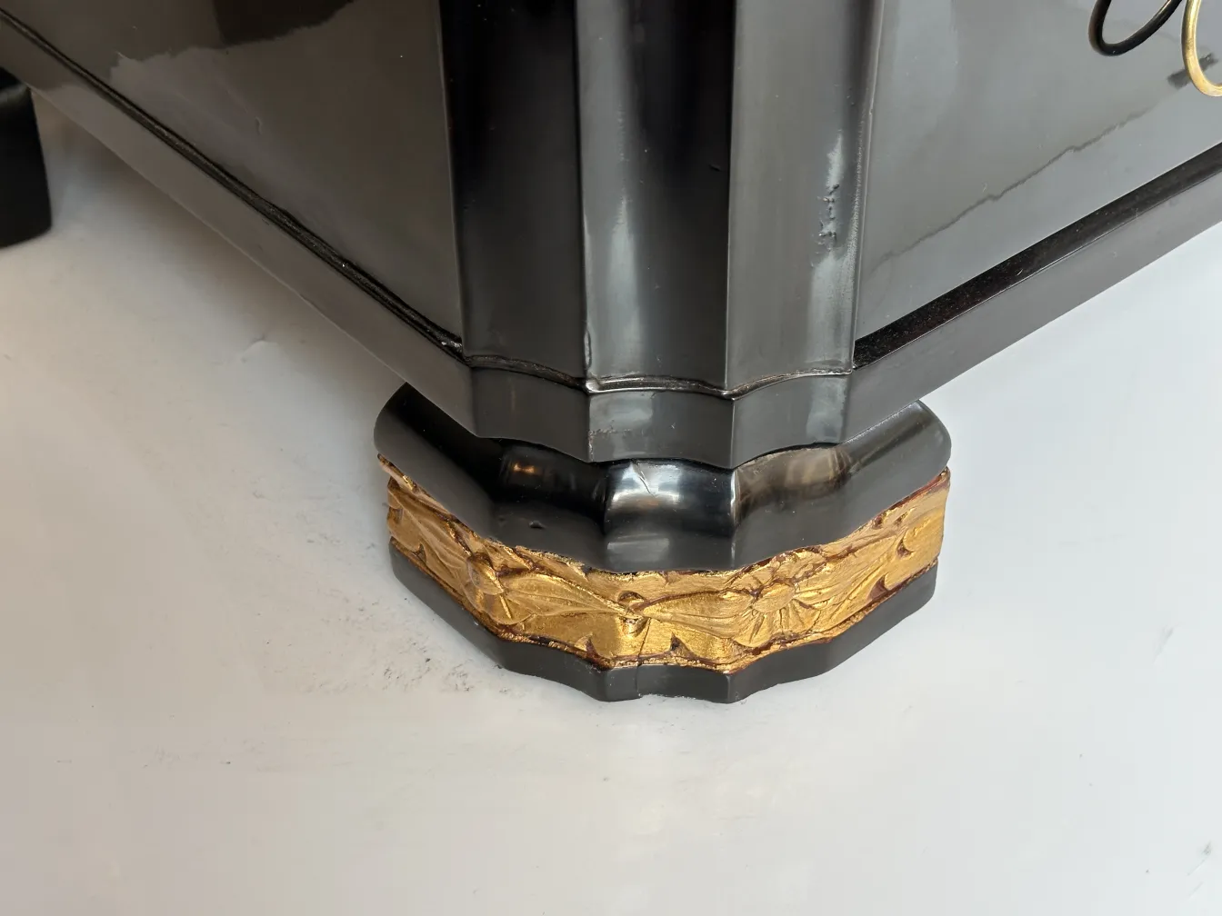 Basis einer antiken Schublade mit goldenen Details.