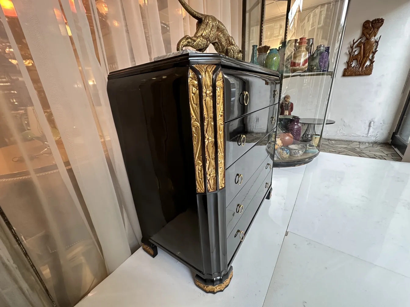 Gaveteira antiga com detalhes dourados, estilosa e elegante.