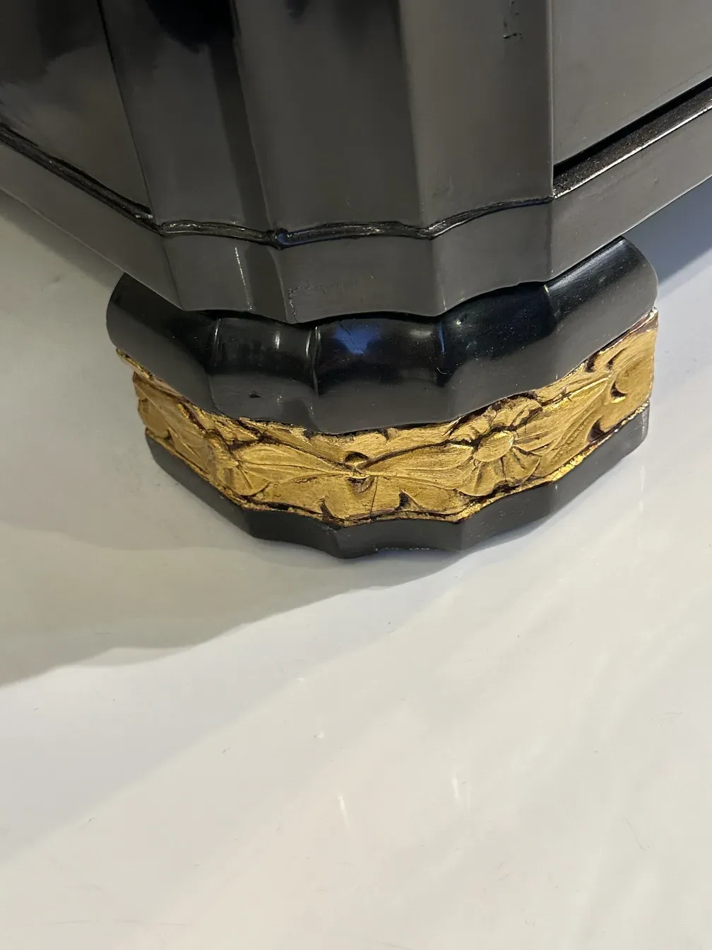 Detail einer antiken Schublade mit goldenen Verzierungen.