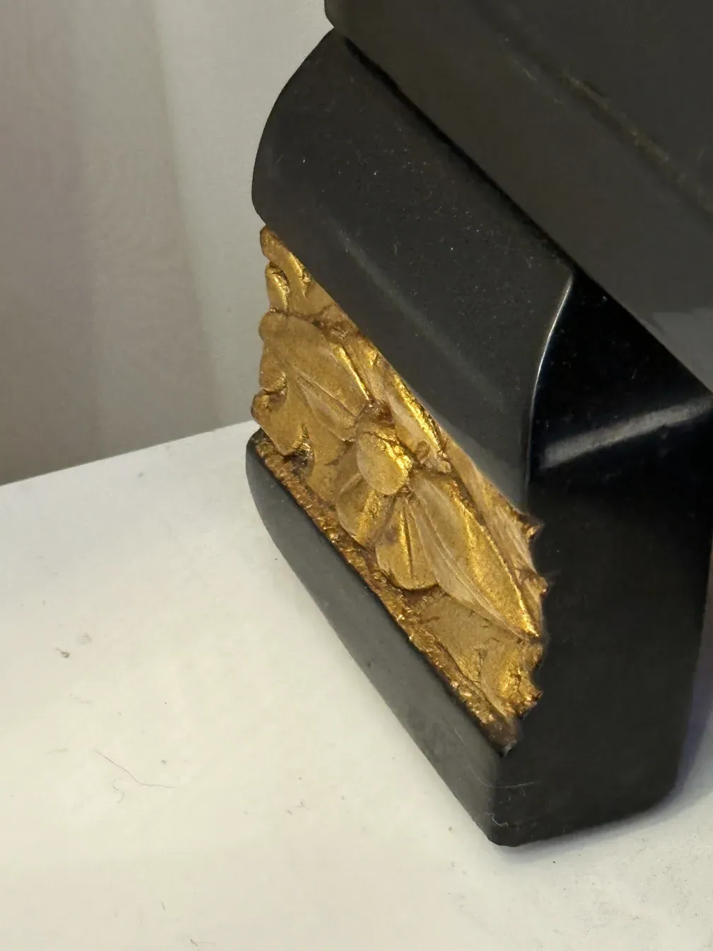 古い引き出し金色のディテールと洗練されたデザイン付き。