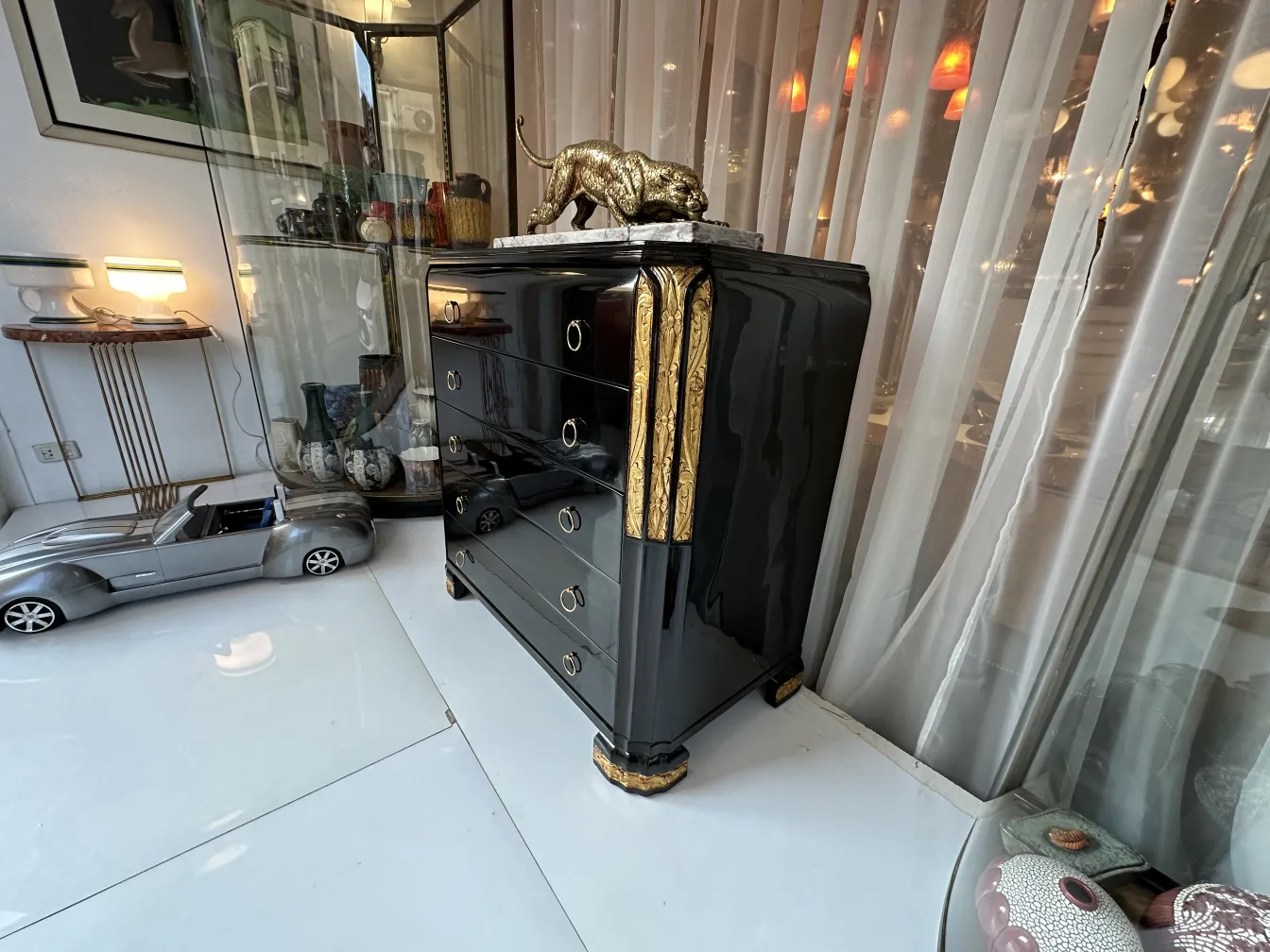 오래된 검은색 서랍, 금색 세부 사항, 우아한 분위기.