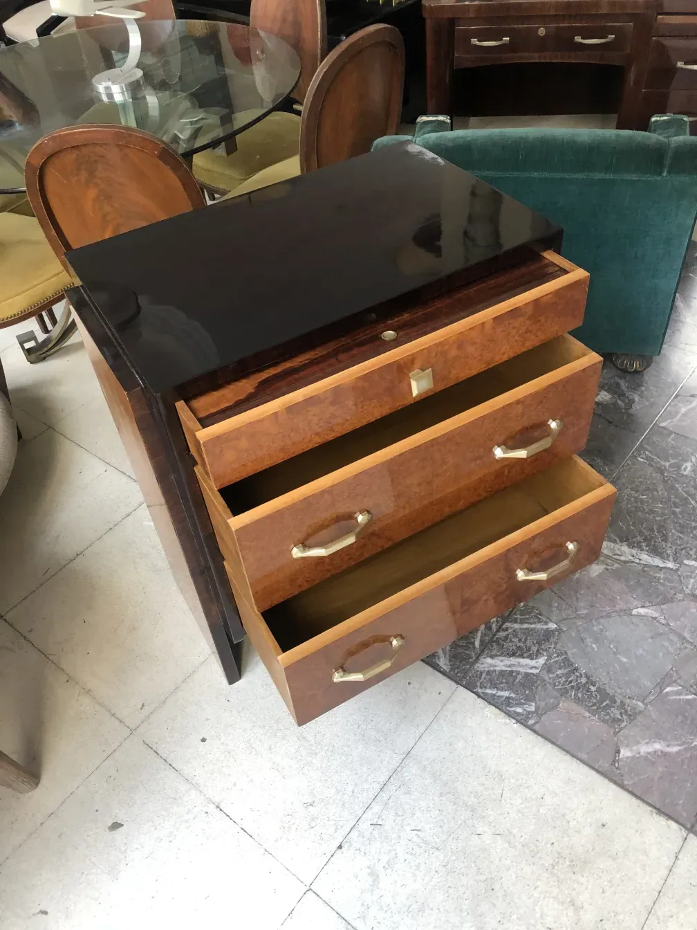 Gaveteira antiga de madeira com três gavetas elegantes, perfeita para decoração.