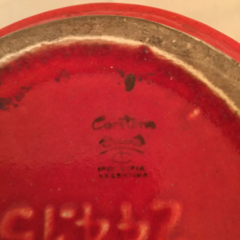 Ceramica decorativa antica con smalto rosso e firma.