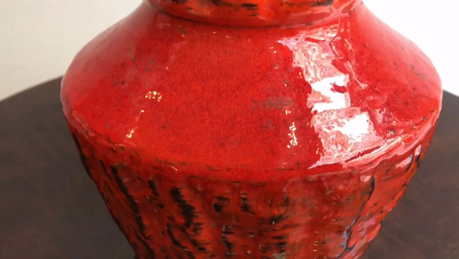 红色古老花瓶来自Carstens Tönnieshof，具有图案