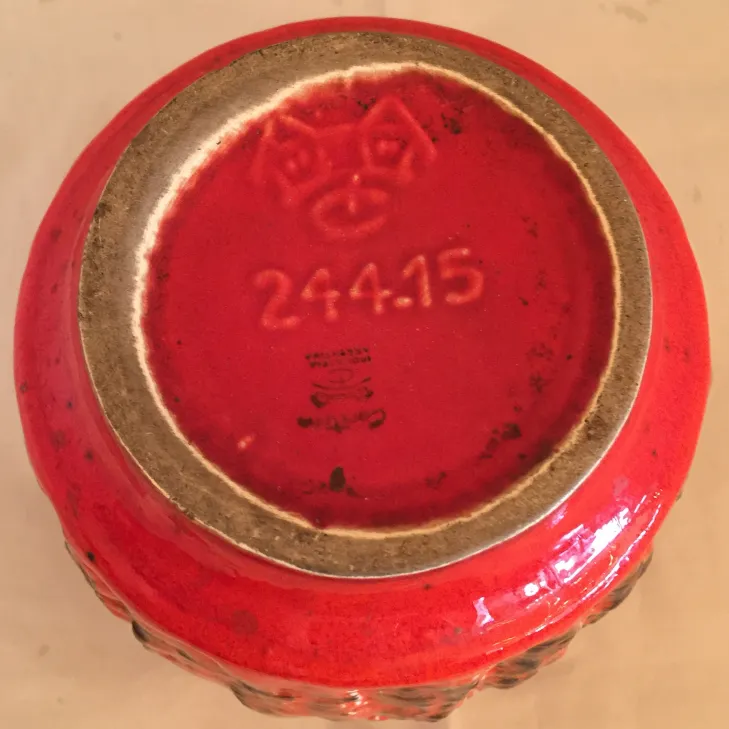 刻印付きの鮮やかな赤い古い陶器の底面。