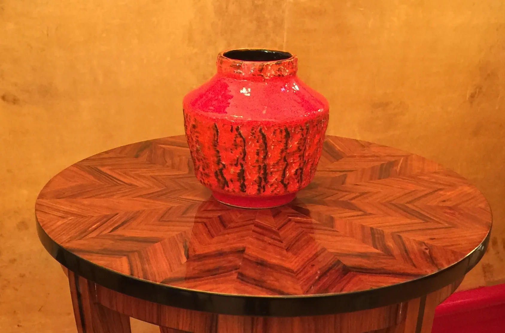 Bunte antike Keramik auf gemustertem Holztisch