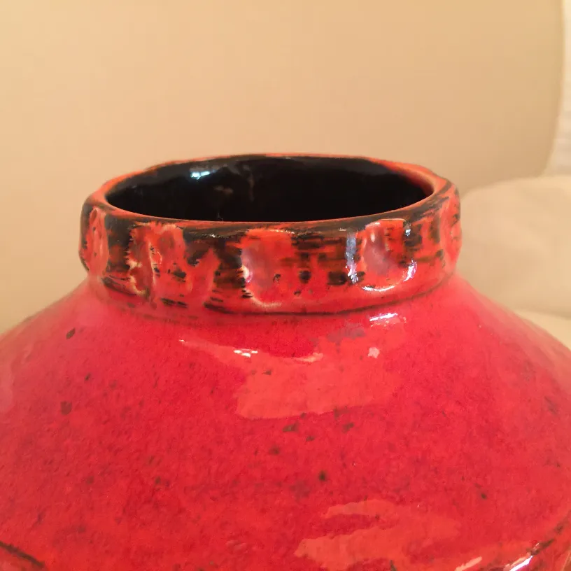 Vase ancien en céramique de couleur rouge brillante