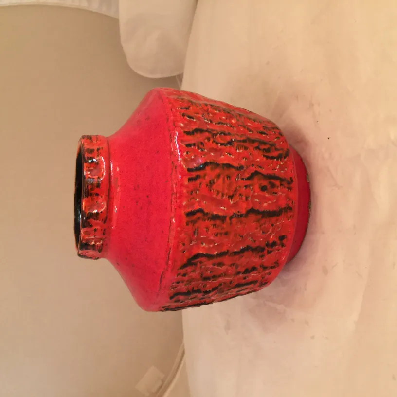 Jarrinha de cerâmica antiga de cor vermelha e com textura.