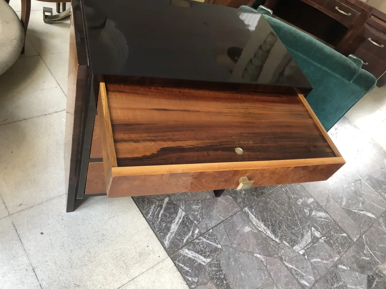 Cassettiera antica in legno con due cassetti aperti, ambiente elegante.