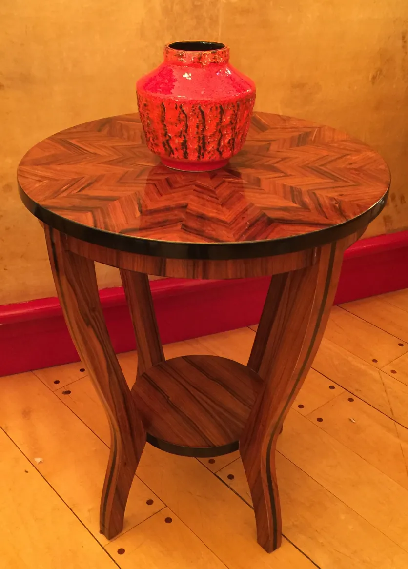 Antica giara di ceramica rossa su tavolo di legno marrone.