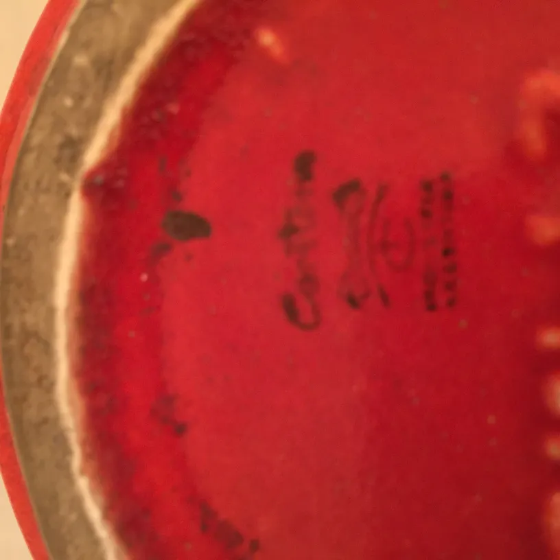 Ceramica rossa antica con decorazioni distintive.