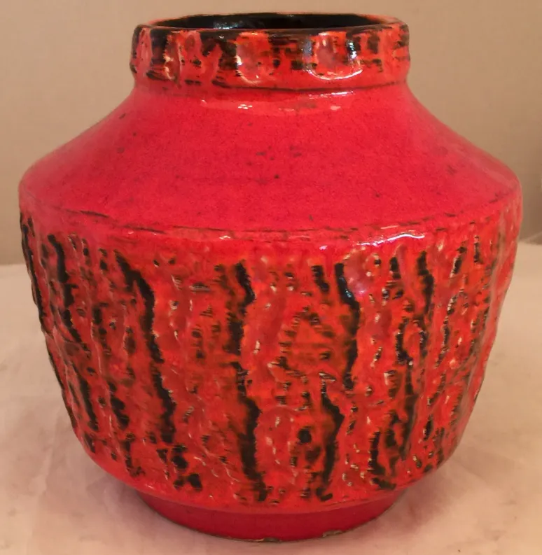 vintage keramikvase in lebhaftem rot mit strukturierter oberfläche