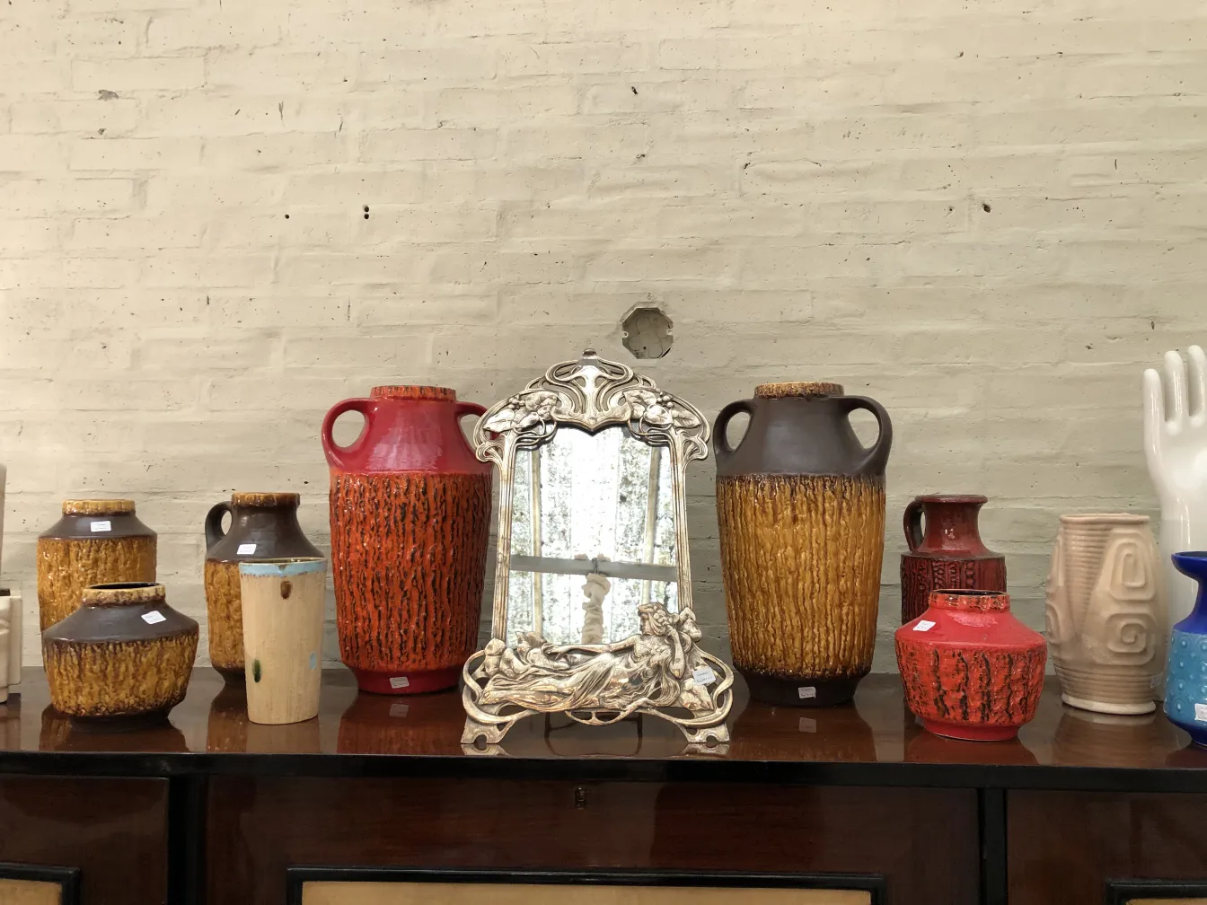 Variate ceramiche antiche con colori vivaci e trame.