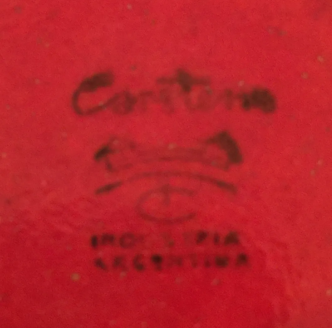 Antike Keramik Carstens Tönnieshof mit einzigartigem Design, roter Hintergrund.