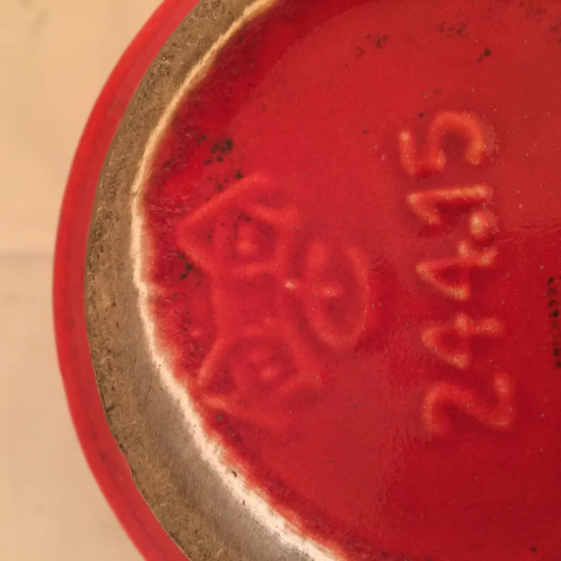 Ceramica rossa antica con dettagli decorativi