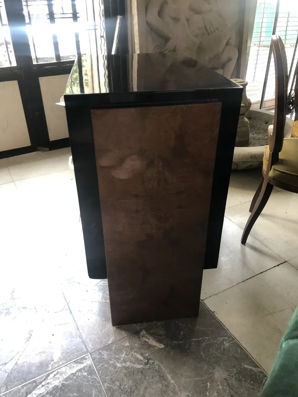 Cómoda antigua de madera, con acabados elegantes, en un ambiente clásico.