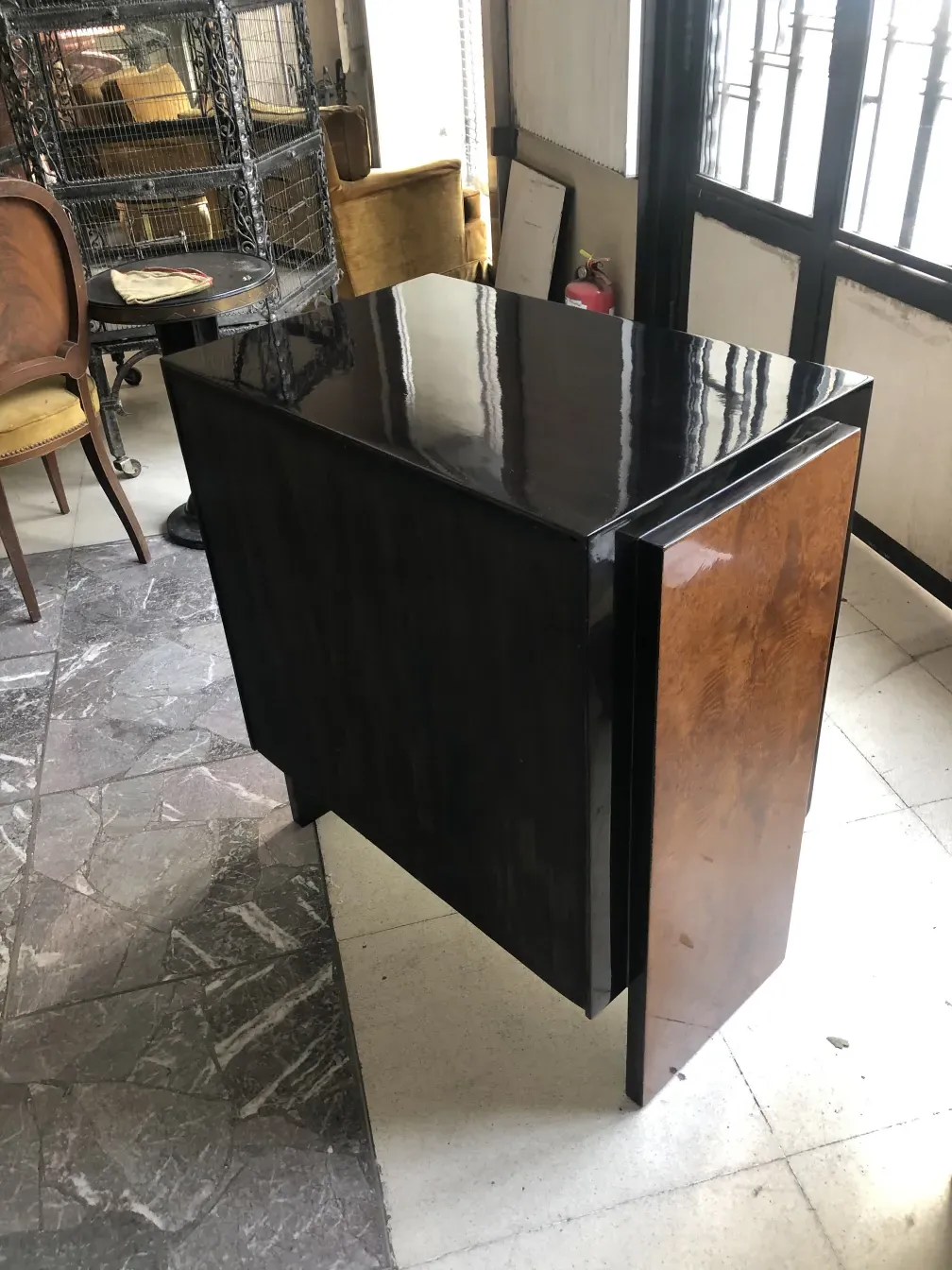 Cassettiera antica in un ambiente classico ed elegante