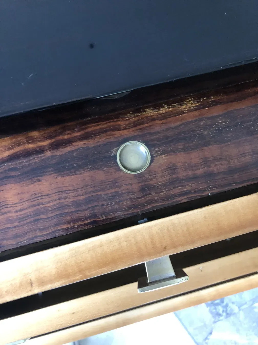 Cassetto antico con dettagli di design unici, legno scuro