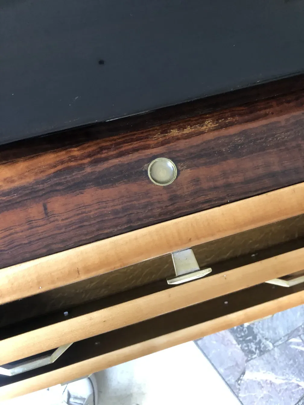 Antike Holzkonstruktion mit zwei sichtbaren Schubladen.