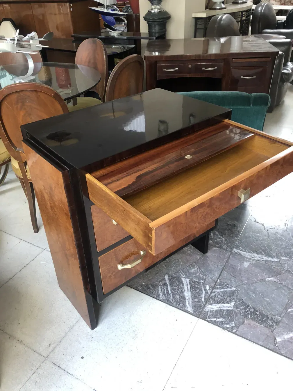 Commode ancienne en bois avec deux tiroirs ouverts