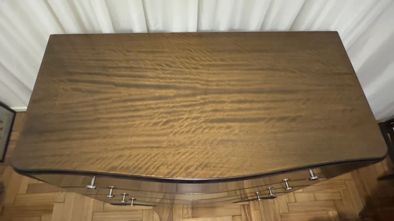 Vue du dessus d'une commode ancienne en bois avec poignées en métal.