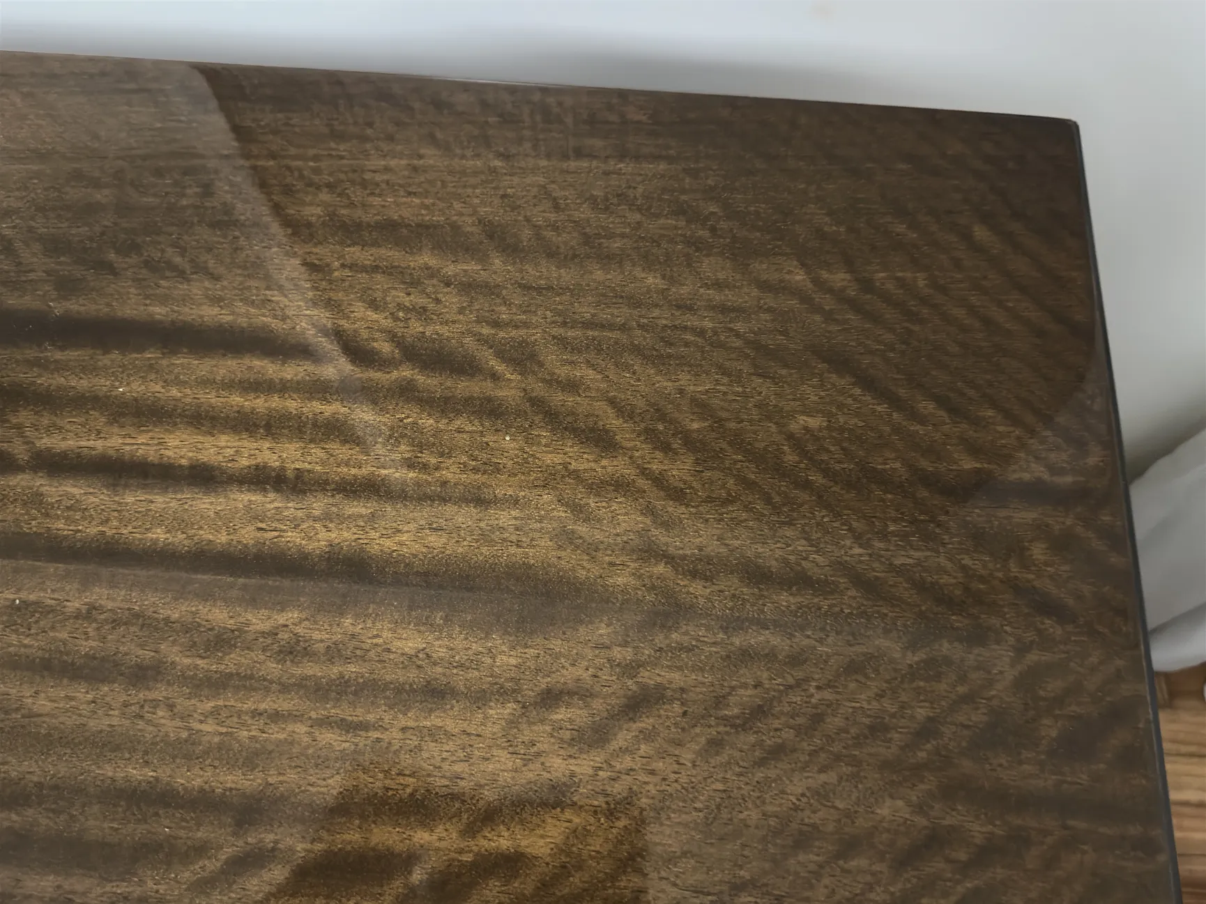 Vue détaillée du dessus d'une commode en bois ancien avec texture lisse.