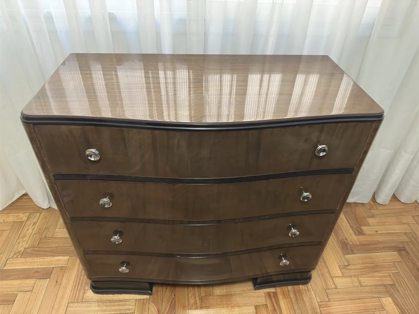 Commode ancienne en bois avec surface brillante et élégante