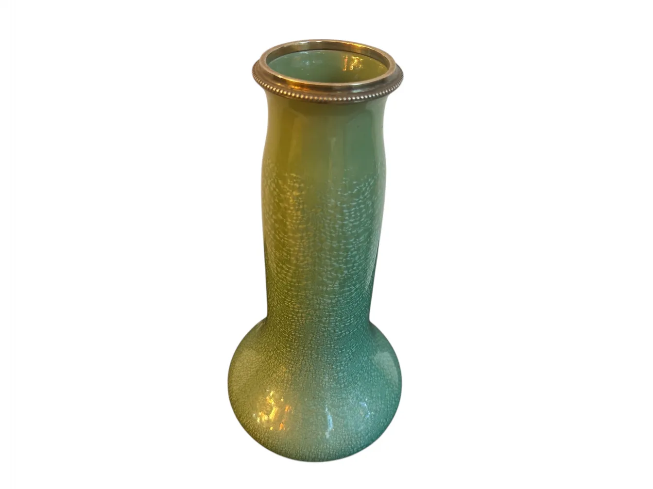 Vase ancien en céramique verte avec bord en métal.