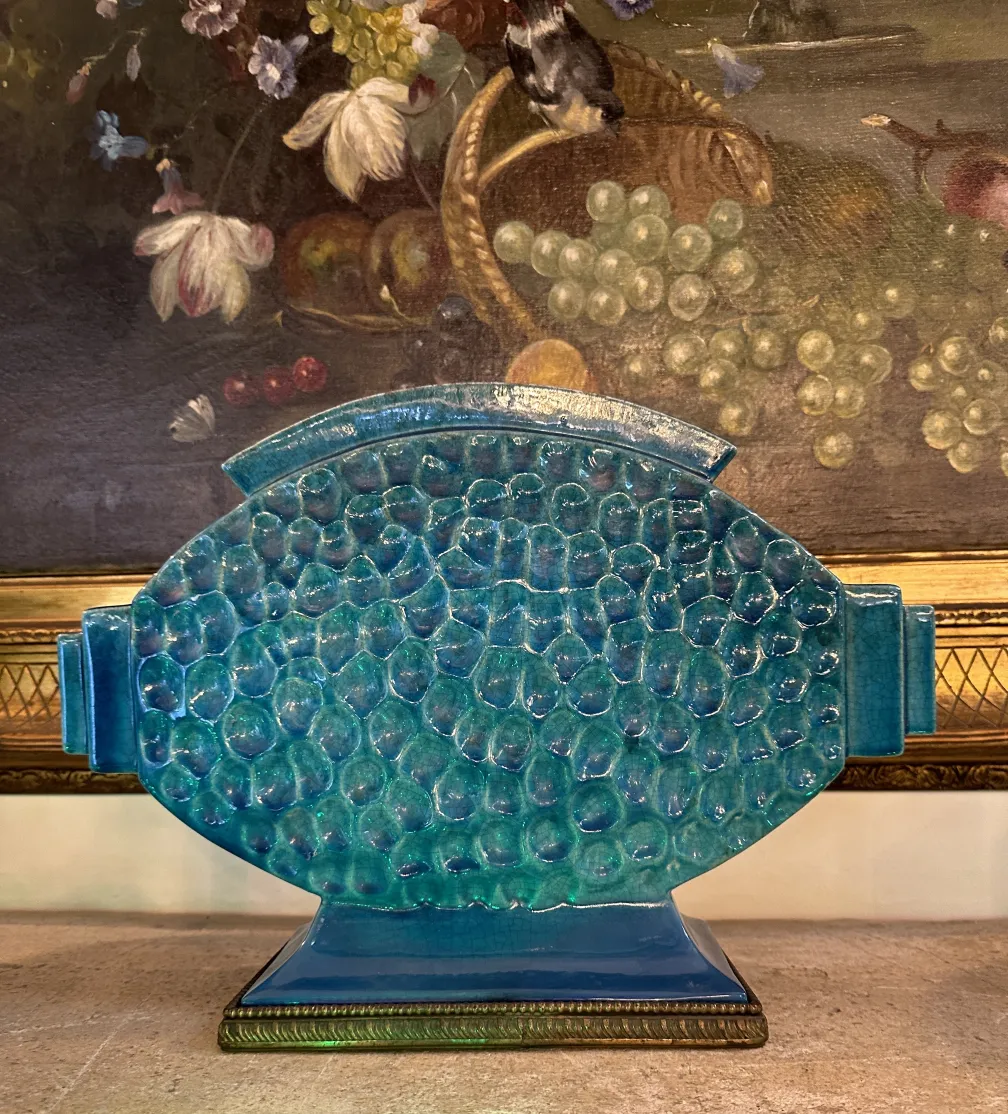 Antike blaue dekorative Keramik mit einzigartiger Textur in klassischer Umgebung.